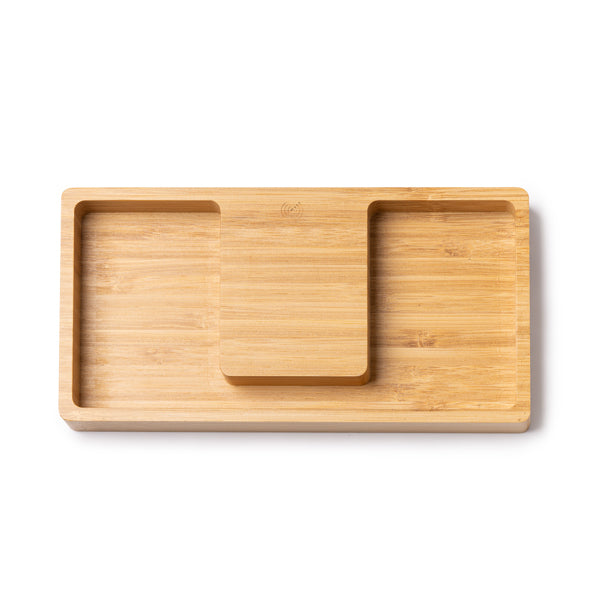 O carregador de bambu sem fios integrado num tabuleiro organizador é uma solução prática e estética para manter os seus dispositivos carregados e o seu espaço de trabalho arrumado