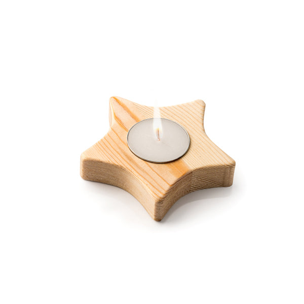Vela com recipiente de madeira em dois desenhos natalinos (estrela e árvore)