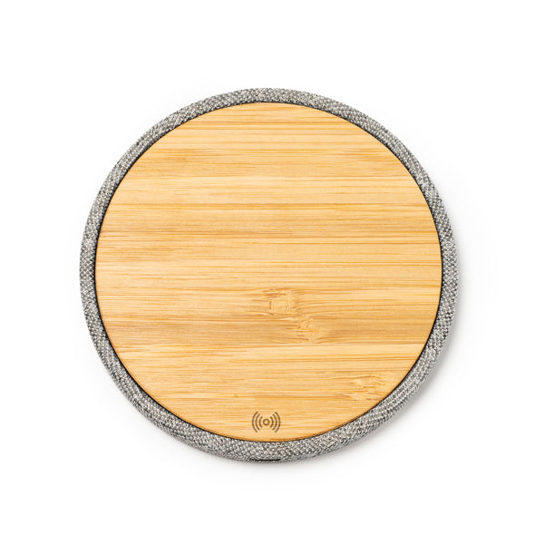 Carregador sem fio com estrutura principal em bambu e tecido RPET, compatível com dispositivos de tecnologia wireless