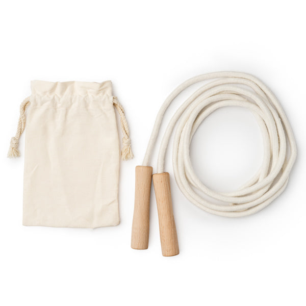 Have fun with this 280 cm long cotton skipping rope with smooth wooden handles for a more comfortable grip