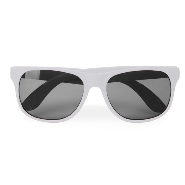 Classic sunglasses with comfortable frames in a matte finish and lenses with UV400 protection