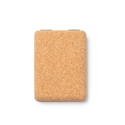 O espelho dobrável de bolso em cortiça natural com acabamentos em metal cromado é uma opção elegante e sustentável para levar sempre consigo